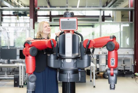 Zum Artikel "Maschine mit Herz – Magazin #FAUmenschen 2025 porträtiert das Projekt FORSocialRobots"